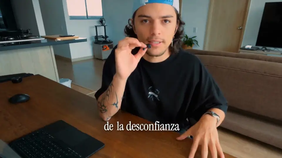 Samu a cámara en su escritorio, explicando sus dos teorías sobre el nombre de Argon