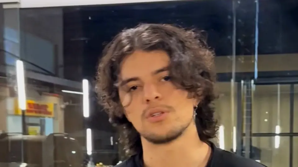 Samu a cámara en la calle, de noche, contando que sus videos se editan solos mientras él no está