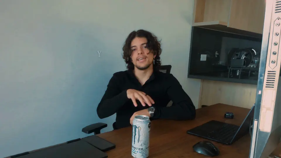 Samu sentado en su escritorio hablando de la PayPal Mafia y de rodearse de buena gente