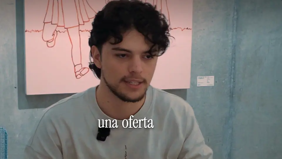 Samu en primer plano en el cowork, hablando de juntar conocimientos para armar una mejor oferta