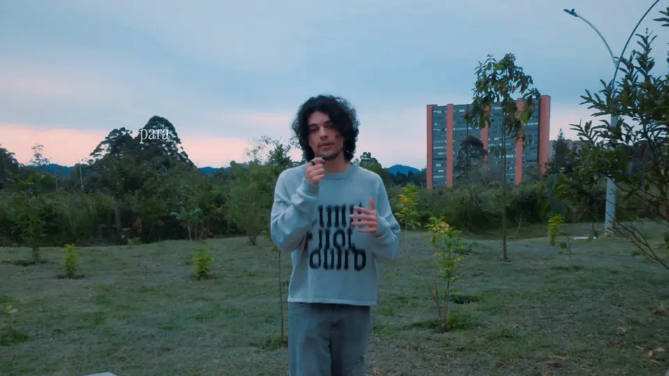 Samu de pie en un parque al atardecer, contando la historia del local de Psycosize